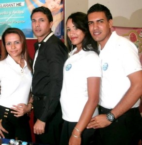 Francisco Orlando Abreu, de negro, junto a estudiantes participantes