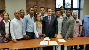 Rector UASD Iván Grullón Fernández, Dr. Genaro Rodríguez, director General UASD Santiago con los estudiantes