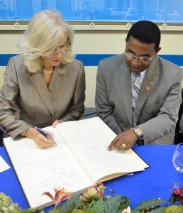 Embajadora de Suiza, Line Leon-Pernet junto al Dr. Genaro Rodríguez Martínez, Director General UASD Santiago, firma libro como visitante honorífica.