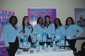 estudiantes muestran nuevo producto