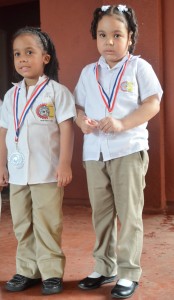 1. niñas Leah Edith Rodríguez, discuro por los niños y Melany Cristal Marmolejos Pérez, homenajeada honor al mérito