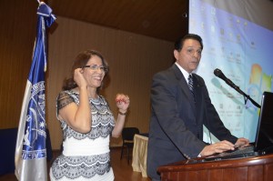 Doctor Daniel Rivera y Doctora Brinia Cabrera, coordinadora del evento.