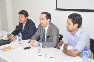 El representante de la Corporación Interamericana de Inversiones del Banco Interamericano de Desarrollo (BID), Juan Reyes Fonseca, expone, luego se observan la dirigencia de la ACIS, presidido por Sandy Filpo su presidente. (foto por bartolo García)
