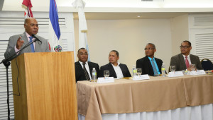 doctor Milton Ray habla en acto  codue --tc