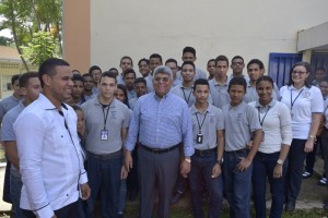 licenciado-fernando-rosa-con-los-estudiantes-de-ipisa
