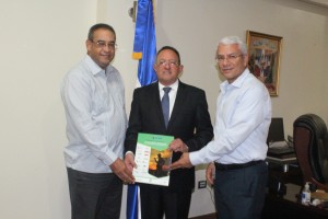 El presidente y vicepresidente de Afipa, Julio Lee y Ramón Castillo, entregan al ministro de Agricultura, Angel Estévez, las conclusiones y recomendaciones del segundo congreso de esa entidad.