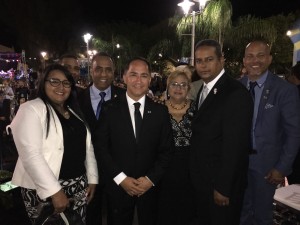 Junto al alcalde Santos Seda Nazario