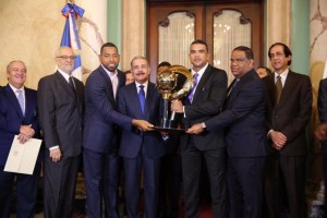 danilo-medina-entrega-la-bandera-nacional-al-licey-antes-de-partir-a-la-serie-del-caribe