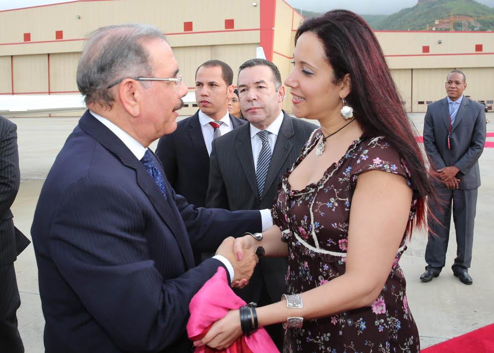 Danilo Medina llega a Caracas; asistirá a homenajes a Bolívar y Chávez