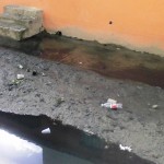 Brote de aguas negras inunda las calles sector la Gloria en Cienfuegos