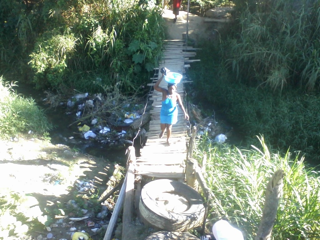 Comunitarios en Miraflores II demanda construcción de puente
