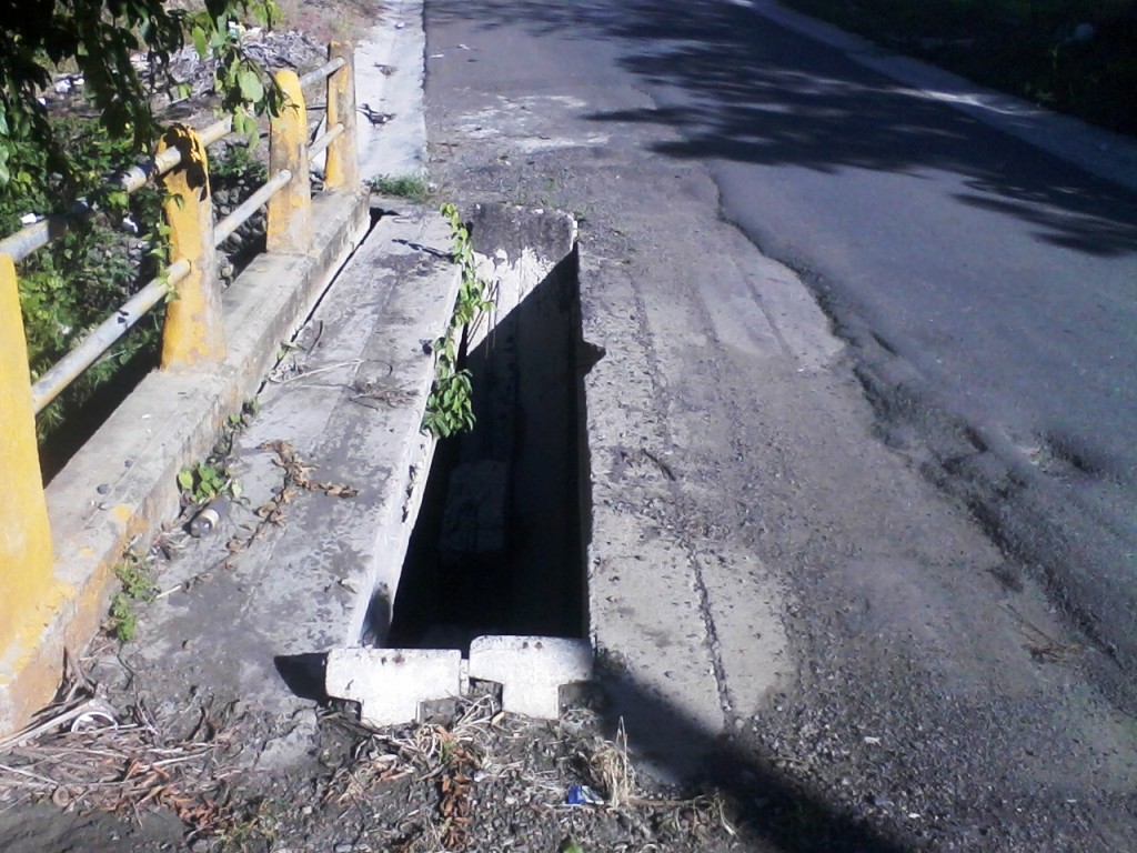 Colapso del puente preocupa a moradores de La Javilla en Licey