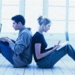 La mayoría de personas que tiene citas románticas se espían en Facebook y Twitter