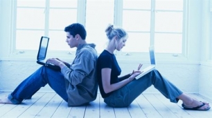 La mayoría de personas que tiene citas románticas se espían en Facebook y Twitter