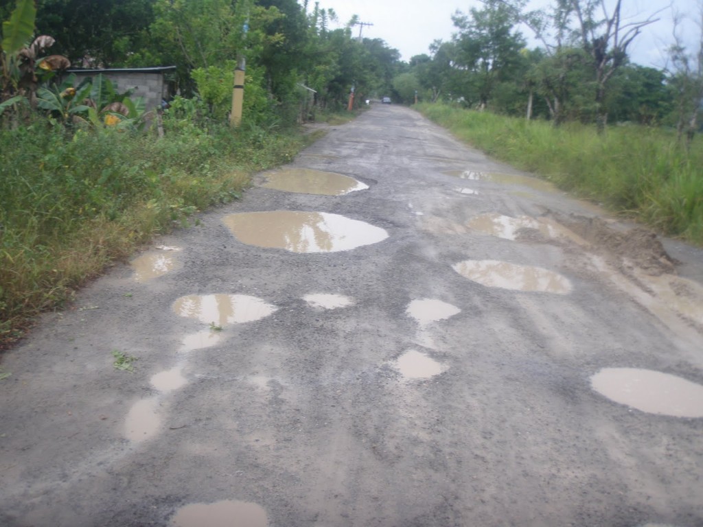 Comunitarios en Aminilla, Partido, esperan la reconstrucción de carretera