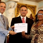 Gobierno reconoce a servidores públicos por méritos en beneficio del país‏