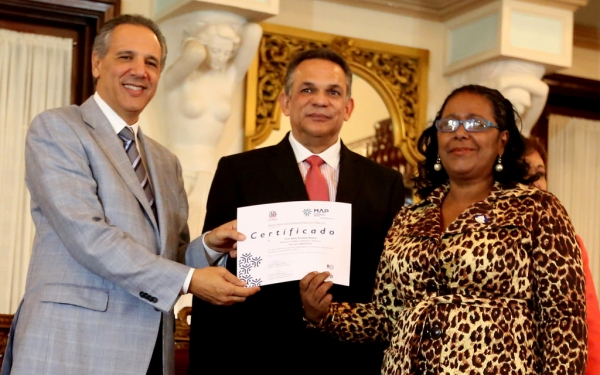 Gobierno reconoce a servidores públicos por méritos en beneficio del país