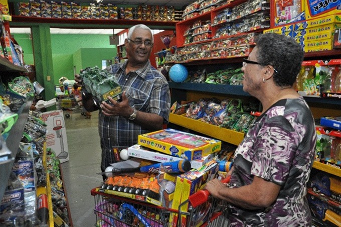 Santiagueros abarrotan tiendas en busca de los tradicionales juguetes para el Día de Reyes