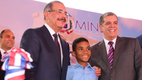 Danilo Medina inaugura en Bocha Chica tres escuelas para Jornada Extendida