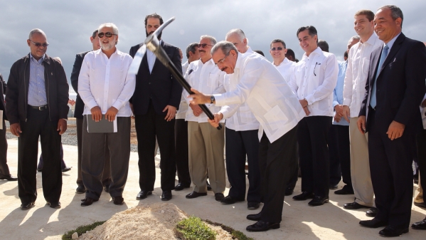 Presidente Medina encabeza acto inaugural de Antillean Gas
