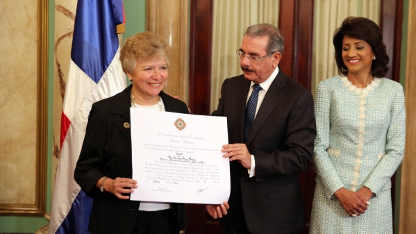 Ejecutivo condecora fundadora Centro Ann Sullivan de Perú; referencia CAID en RD