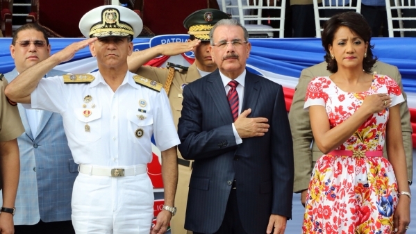 Presidente encabeza desfile militar del 170 aniversario Independencia Nacional