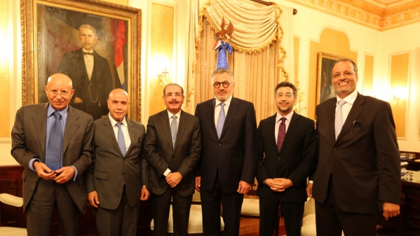 Presidente Medina recibe representantes del CARLAC