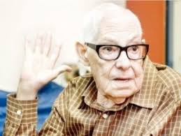 Presidente Medina pensiona a Mundito Espinal y a otros seis cronistas de arte