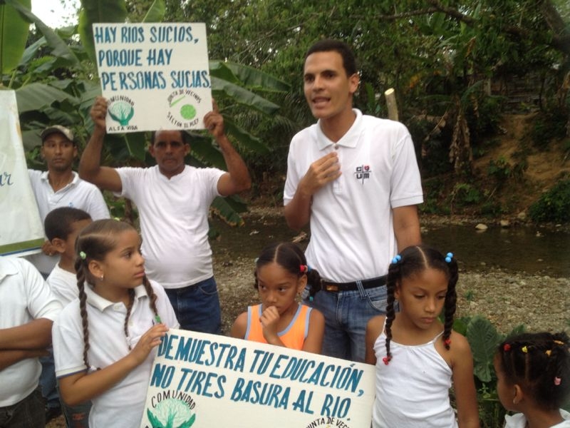 Realizan vigilia en defensa río Nigua en Castillo, Provincia Duarte.