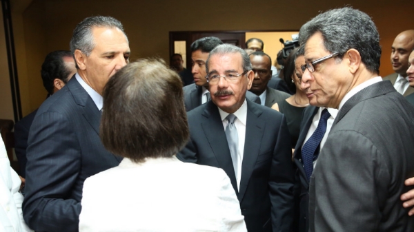 Danilo Medina expresa condolencias a Felucho Jiménez por muerte de su padre