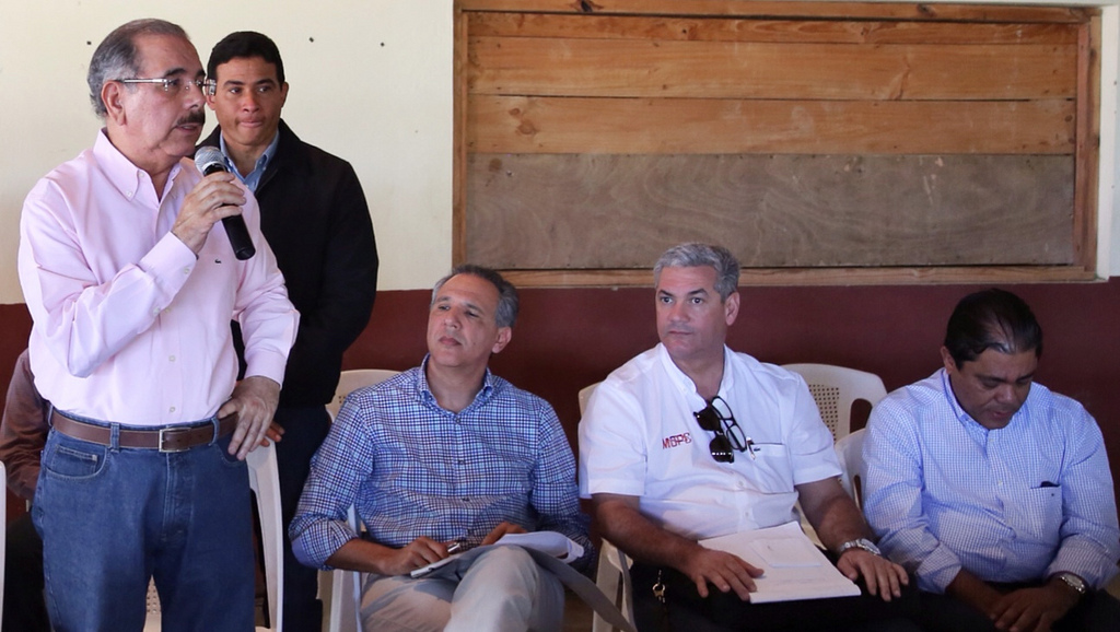 Danilo Medina visita Juncalito; dispone siembra de chinola en apoyo caficultores