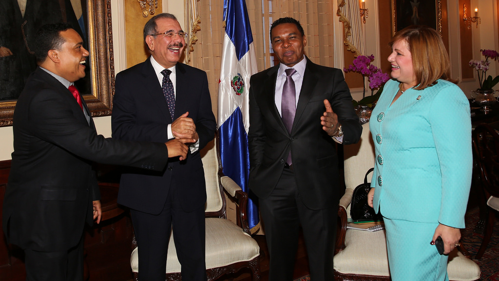 Presidente Medina recibe visita de cortesía de los humoristas Raymond y Miguel