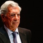 Interrumpen a Vargas Llosa y rompen uno de sus libros en plena charla.