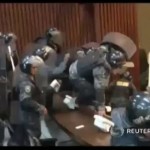 La policía expulsa violentamente a ex Presidente Zelaya de Parlamento hondureño