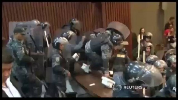 La policía expulsa violentamente a ex Presidente Zelaya de Parlamento hondureño