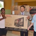Monchy Rodriguez entrega premios a madres ganadoras de rifa realizada por el día de las madres.