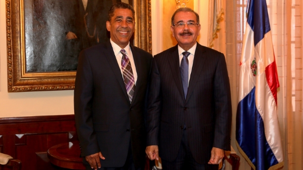 Senador Adriano Espaillat felicita al presidente Danilo Medina por Ley 169-14‏