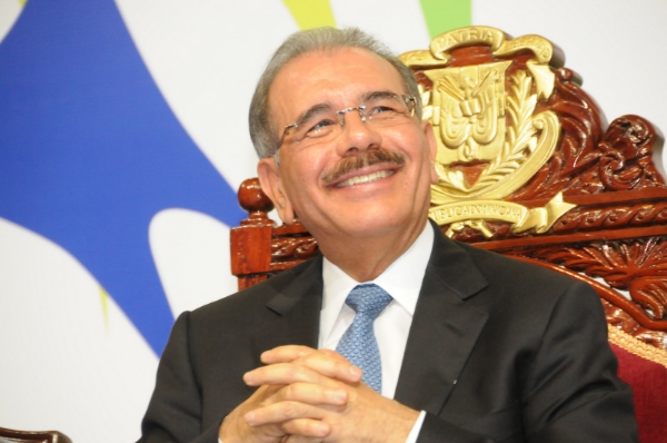 Presidente Medina felicita a las maestras y maestros en su día‏