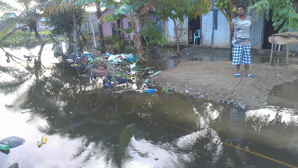 Se inunda buenos Aires parte abajo por falta de drenaje pluvia en Nagua