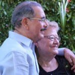 Danilo Medina siembra árbol de caoba en homenaje a Juan Bosch‏