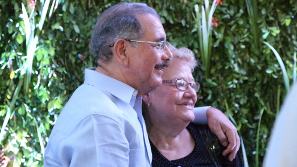Danilo Medina siembra árbol de caoba en homenaje a Juan Bosch