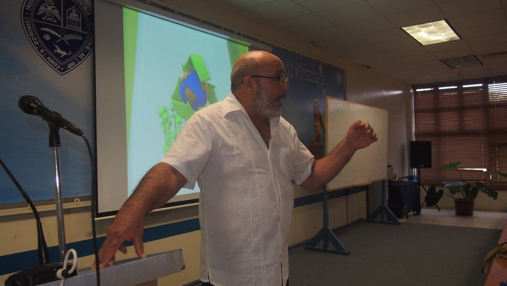 Experto trata en la UASD Santiago sobre Reciclaje y Medio Ambiente