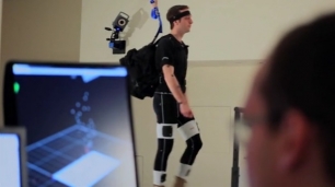 La innovación del día. Soft Exosuit, la ropa que te permite caminar sin cansarte