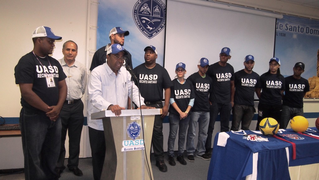 Director UASD Recinto Santiago entrega uniformes y útiles deportivos a sus atletas