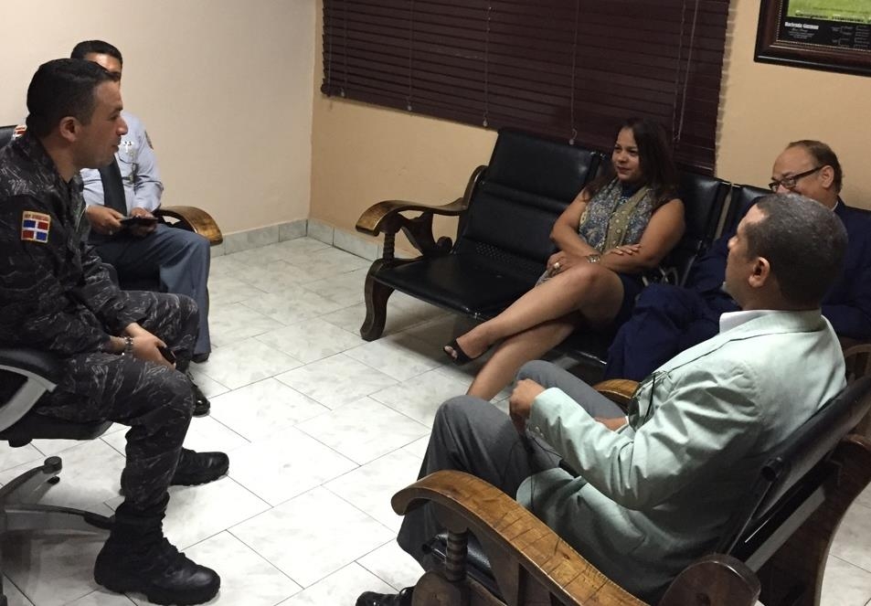 Comisión de periodistas visita al general por robo equipo