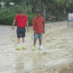 Las lluvias convierten la carretera Los Perez de Gurabo en un Fango