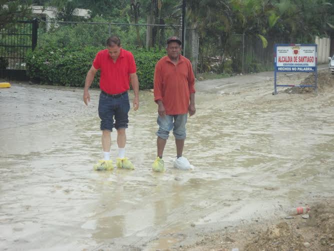 Las lluvias convierten la carretera Los Perez de Gurabo en un Fango