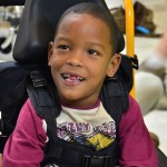 Niños y niñas del CAID reciben sillas de ruedas especiales