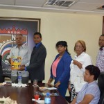 Estudiante UASD presenta un Manual de Relaciones Públicas para el cabildo Santo Domingo Norte