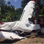 Tres personas fallecen al desplomarse avioneta en Santiago.